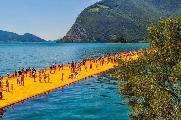 HDR Los muelles flotantes en el lago Iseo — Foto de Stock