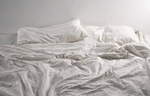 Onopgemaakte bed sheets — Stockfoto