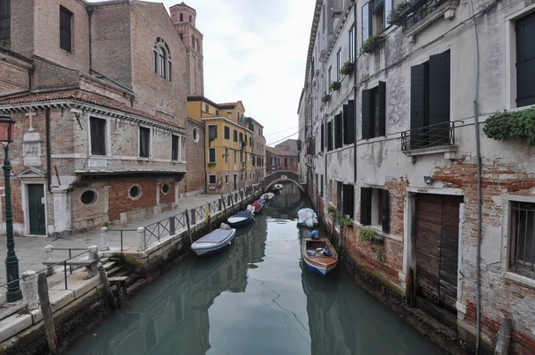 Uitzicht op het kanaal in Venetië — Stockfoto