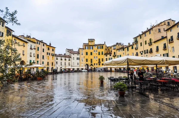 HDR-Piazza Anfiteatro in Lucca — Stockfoto