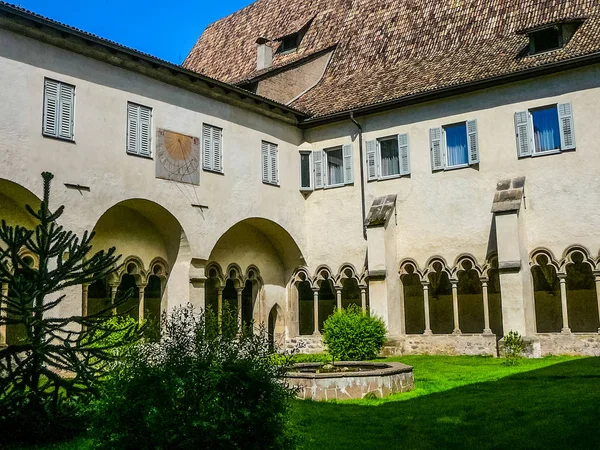 HDR franciskanska kyrkan i Bolzano — Stockfoto