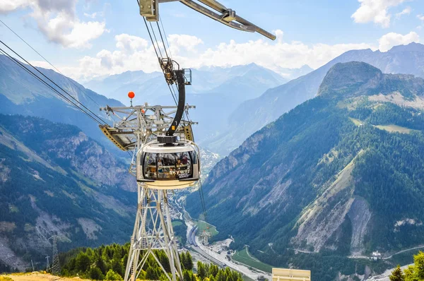 HDR HDR SkyWay Mont Blank ropeway in Aosta Valley — Stock Photo, Image