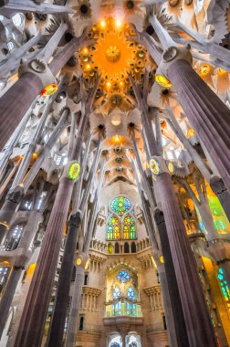 Barcelona, İspanya - 17 Şubat 2015: Yüksek dinamik aralık (Hdr) Katalanca tarafından tasarlanmış Sagrada Familia Roma Katolik Kilisesi'nin iç mimar Antoni Gaudi