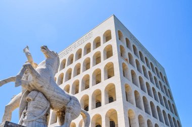 Rome, İtalya - 23 Haziran 2014: Yüksek dinamik aralık (Hdr) Palazzo della Civilta Italiana aka Palazzo della Civilta del Lavoro veya Colosseo Meydanı Colosseum anlam Quadrato faşist mimarisi Marcello Piacentini tarafından tasarlanmış bir simge bulunur
