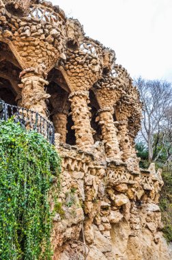 Barcelona, İspanya - 15 Şubat 2015: Yüksek dinamik aralık (Hdr) Park aka Parc Guell Parkı sistemi bahçeleri ve architectonic öğeleri Carmel Hill Katalanca tarafından tasarlanmış bulunan mimar Antoni Gaudi Guell