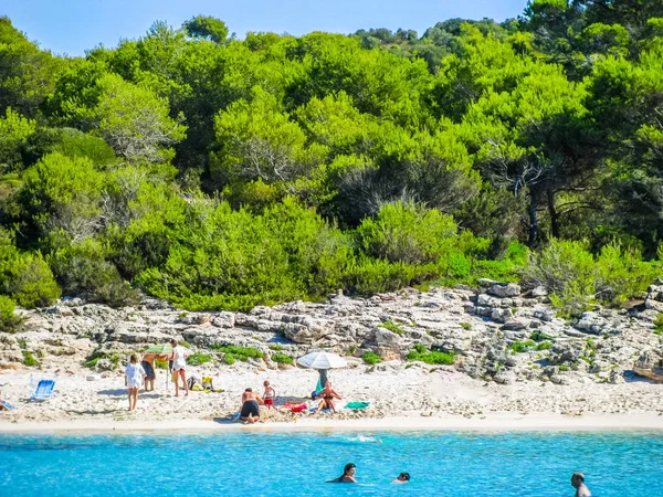 HDR Turistas en Menorca — Foto de Stock