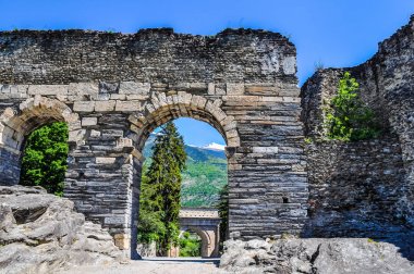 Yüksek dinamik aralık (Hdr) kalıntıları Antik Roma su kemeri Susa, İtalya