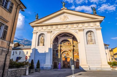 Yüksek dinamik aralık (Hdr) Aosta Katedrali aka Santa Maria Assunta ve San Giovanni Battista Kilisesi Aosta, İtalya