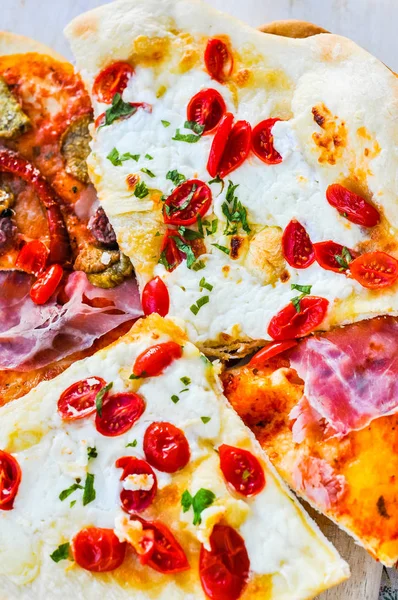 Stort Dynamiskt Omfång Hdr Traditionell Italiensk Pizza Med Tomat Mozzarellaost — Stockfoto