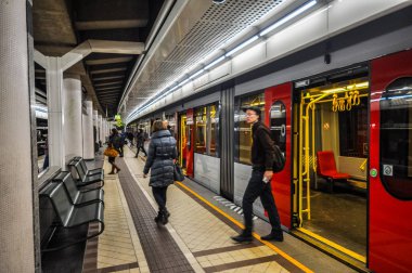 Wien, Avusturya - Şubat 2016 yaklaşık: Metro İstasyonu'na, yüksek dinamik Aralık (Hdr) gezginler