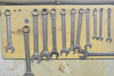 Milan, İtalya - yaklaşık Aralık 2016: aka somun ve cıvata gibi döner bağlantı elemanları çevirmek için kullanılan anahtar araç anahtarı