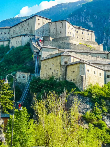 Wysoki Zakres Dynamiki Hdr Fort Bard Ufortyfikowany Kompleks Dolinie Aosty — Zdjęcie stockowe