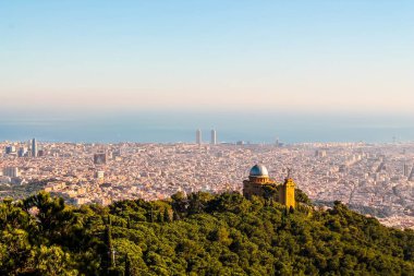 Barselona şehri çevreleyen tepelerden yüksek dinamik aralık (Hdr) havadan görünümü