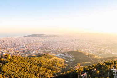 Barselona şehri çevreleyen tepelerden yüksek dinamik aralık (Hdr) havadan görünümü