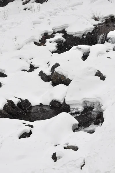 Sneeuw Ijs Smelten Water Bergen — Stockfoto