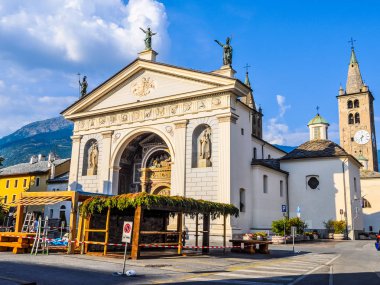Yüksek dinamik aralık (Hdr) Aosta Katedrali aka Santa Maria Assunta ve San Giovanni Battista Kilisesi Aosta, İtalya
