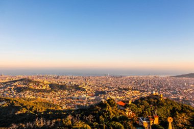 Barselona şehri çevreleyen tepelerden yüksek dinamik aralık (Hdr) havadan görünümü
