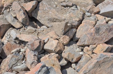 ağır taş taş bir nehir yatağında