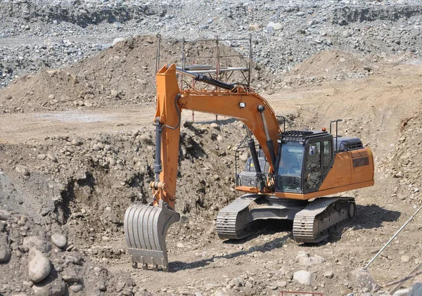 Grävmaskin Mekaniska Spade Digger Gräver Ett Hål Marken Flod — Stockfoto