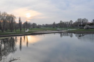 Kamu parkı ve gölde Riccione şehir