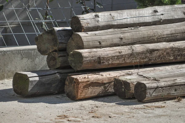 サイトの建築工事現場での木のログします — ストック写真