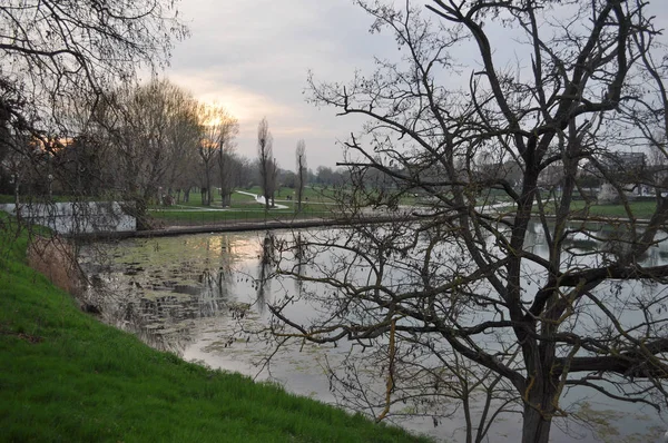 Міським Парком Озером Місті Річчоне — стокове фото