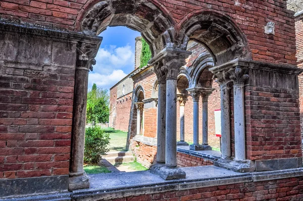 高动态范围 Hdr 遗址的修道院的圣加尔加诺修道院修道院在 Chiusdino 意大利 — 图库照片