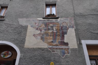 Bormio, İtalya - yaklaşık Haziran 2017: Eski şehir merkezi freskler görünümünü
