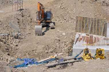 Ekskavatör mekanik küreği Kazıcı bir nehir tarafından yerdeki bir delik kazma