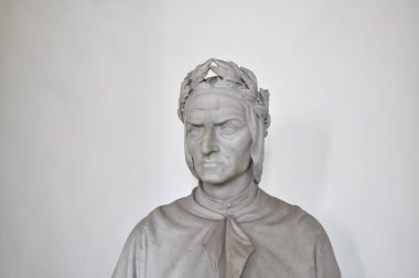 Dante heykel Moncalieri Castle