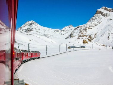 Yüksek dinamik aralık (Hdr) Piz Bernina Swiss Rethic Alpler'de Canton Graubuenden St Moritz yakınındaki dağlarda dizi