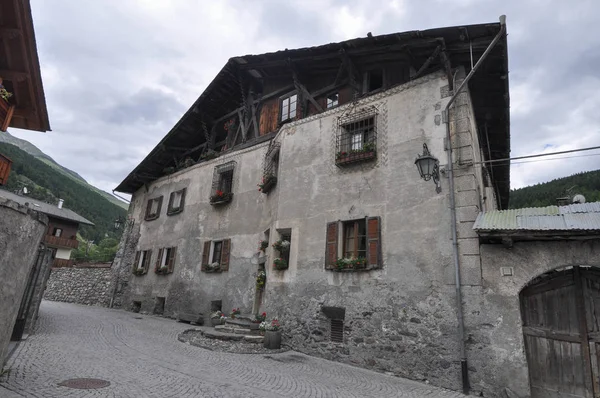 Mening van het oude stadscentrum Bormio — Stockfoto