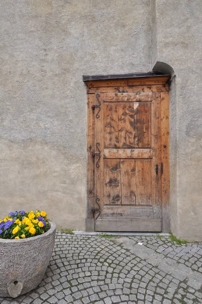 Old Wooden Door Stone Brick Wall — Stock Photo, Image