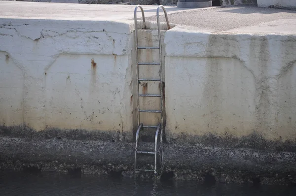 ウォーター フロントにコンクリート舗装から海へはしご — ストック写真