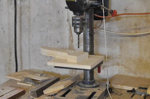 Tischbohrmaschine Für Holzarbeiten Auf Der Baustelle — Stockfoto