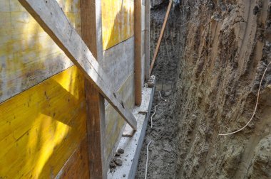 Site aka inşaat alanında betonarme duvar yapımı için bina inşaat