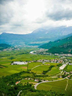 Yüksek dinamik aralık (Hdr) görünümü vadinin Besenello, İtalya