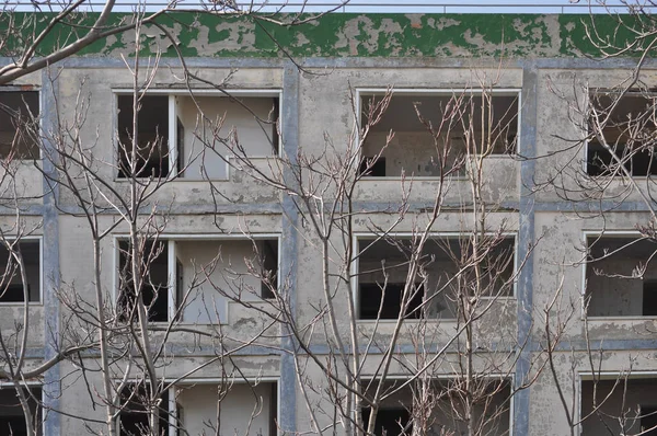Руины Заброшенного Жилого Послевоенного Здания — стоковое фото