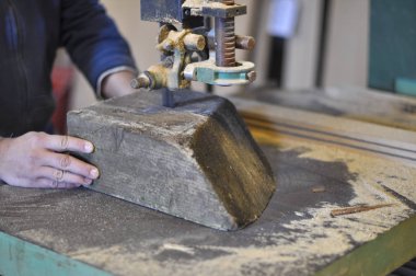 bir bıçak kesim tahta için (gördüm aka sawbench aracı teyp) bir tablo gördüm