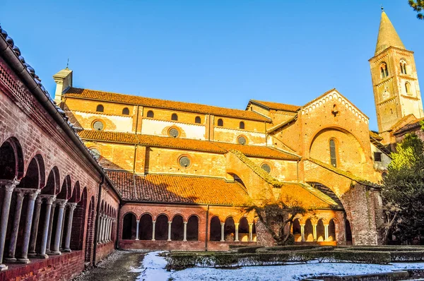 Yüksek dinamik aralık (Hdr) Abbazia di Staffarda abbey Revello İtalya