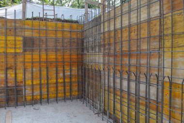 Site aka inşaat alanında betonarme duvar yapımı için bina inşaat