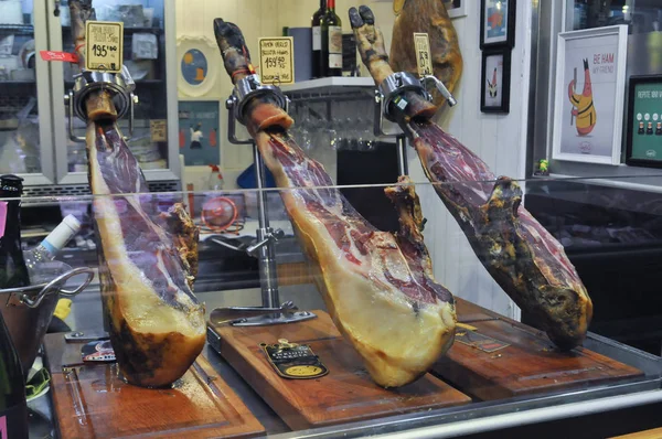 Мясо в мясной лавке на Майорке — стоковое фото