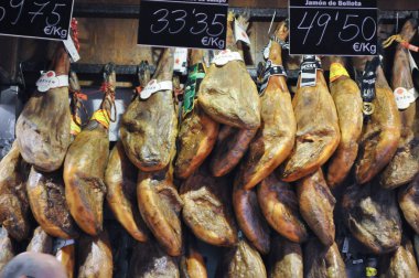 Majorca, İspanya - Temmuz 2017 yaklaşık: et kasap dükkanında