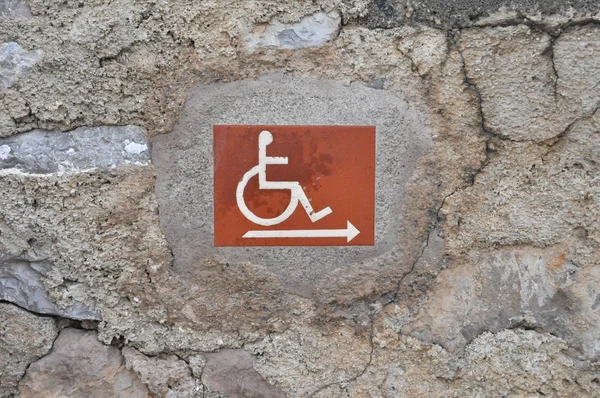 Znak Kierunek Kamiennym Murem Dostęp Dla Osób Niepełnosprawnych — Zdjęcie stockowe