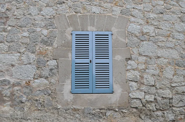 Brązowy Kamienna Ściana Oknem Przydatne Jako Tło — Zdjęcie stockowe
