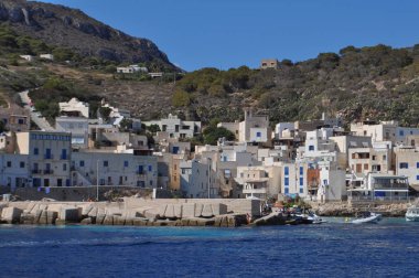 Kumsalda Eagadian Adaları Trapani, İtalya