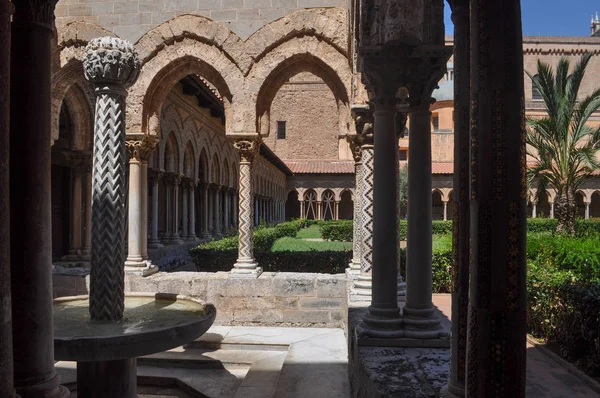 Chiostro della Cattedrale di Monreale — Foto Stock