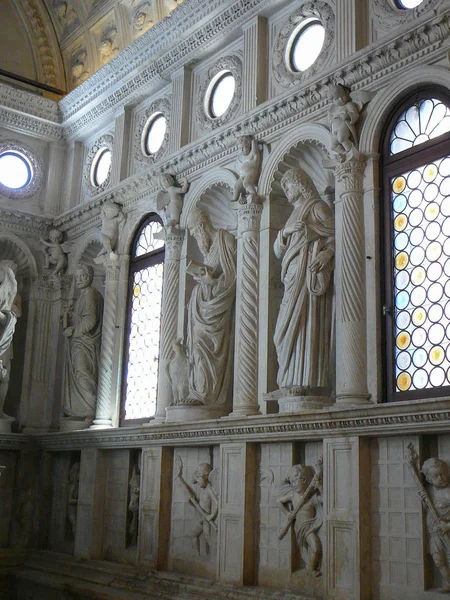 Вид на церковь Трогира — стоковое фото