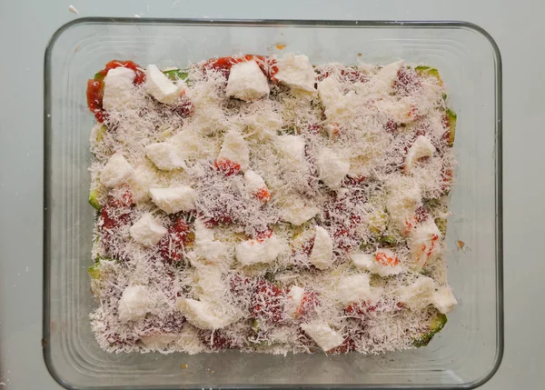 ズッキーニ ペポカボチャ 別名ズッキーニ グリル野菜のトマトとチーズのベジタリアン料理 — ストック写真