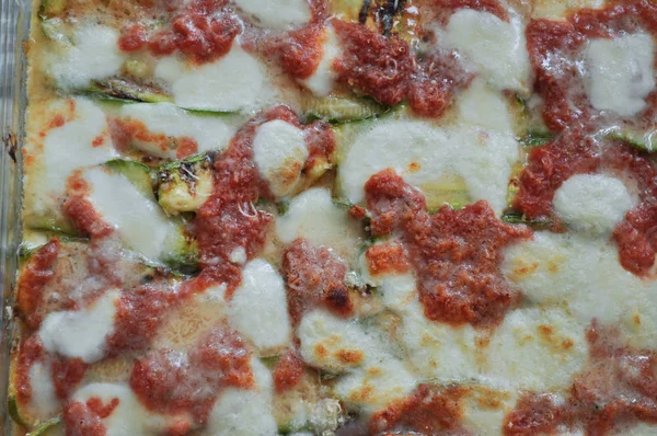ズッキーニ ペポカボチャ 別名ズッキーニ グリル野菜のトマトとチーズのベジタリアン料理 — ストック写真